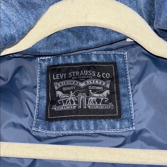 Levi’s Denim Women’s Med/Light Wash Zip Snap Puffer Vest Size Medium (8-10) NWT - Picture 12 of 16